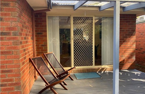 Bayswater House | Beautiful Bayswater Location 3BR Home by Dandenong Creek
