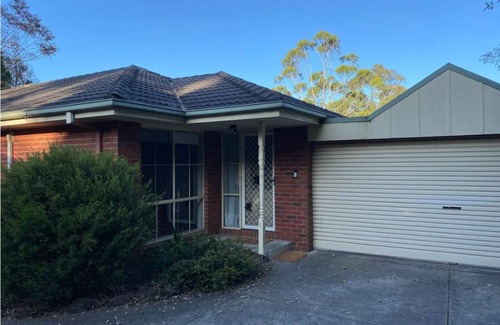 Bayswater House | Beautiful Bayswater Location 3BR Home by Dandenong Creek