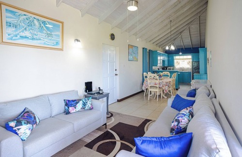 Providence Apartment | Beautiful spacious 2 Bedroom Apartment with Pool near beach, shops and Golf Club