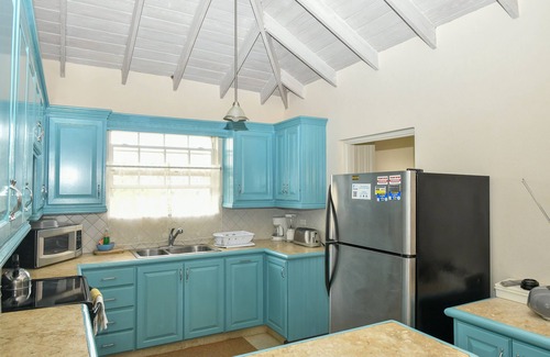 Providence Apartment | Beautiful spacious 2 Bedroom Apartment with Pool near beach, shops and Golf Club