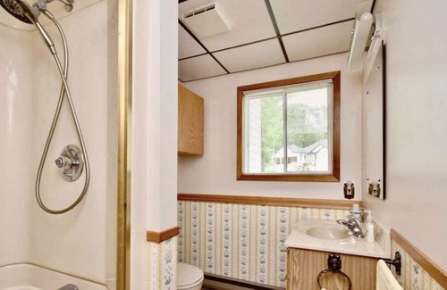 Victoria Harbour Cottage | Beautiful beach front 3BR cottage with Pool/Ping Pong table and paddle boards