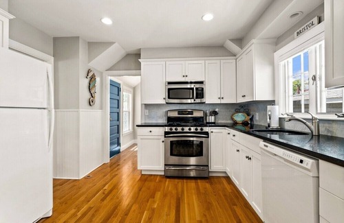 Bristol House | Beautiful Beach Cottage in Downtown Bristol