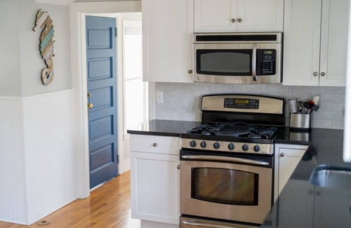 Bristol House | Beautiful Beach Cottage in Downtown Bristol