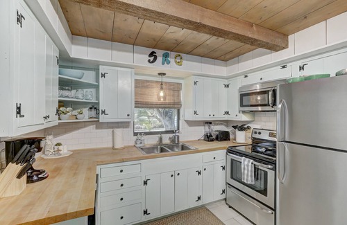 Southgate House | Beautiful Beach Cottage 2 Bed/2 Bath 10 Minutes To Siesta Key Beach and Downtown