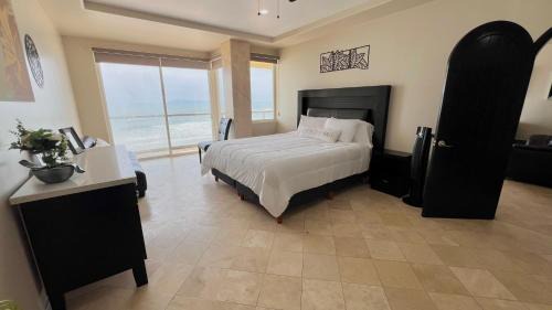 Villa del Mar Apartment | Beautiful Beach Front Condo near Downtown