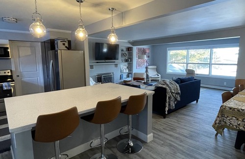 Upper Peninsula House | Beautiful Beach House on Lake Superior 15 min to downtown Marquette
