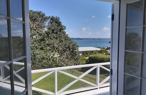 Russell House | Beautiful beach house with stunning views