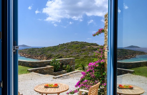 Gavrio House | Beautiful beach house with pool for 8p