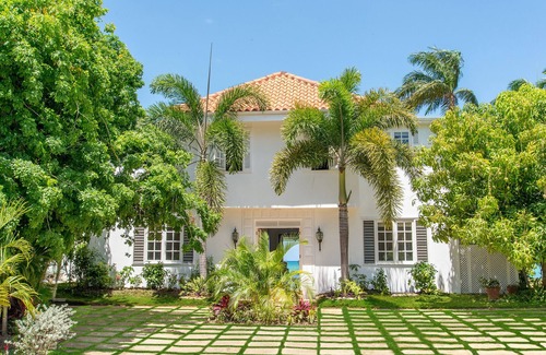 Lagoons Villa | Beautiful Beachfront Villa in a Gated Community, Private Pool/Bar, Fully Staffed