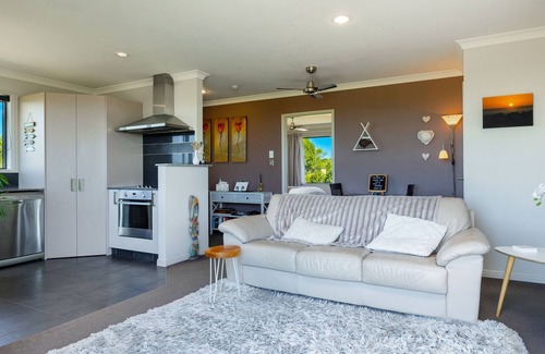 Rarangi Apartment | Beautiful Beachfront Apartment!Handy to wineries, Picton Ferry & Blenheim town.