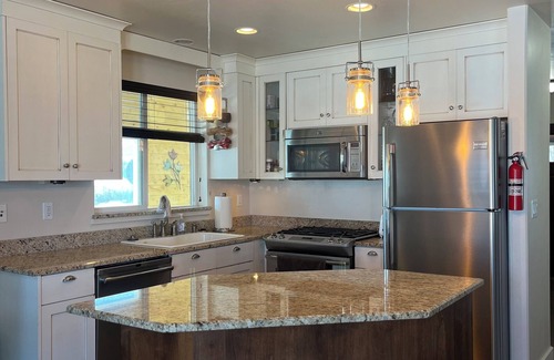 St. Charles House | Beautiful Bear Lake House, with big grassy yard, 4 mins to North Beach.
