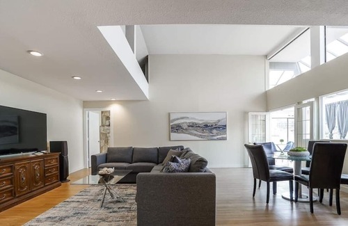 Horseshoe Bay Apartment | Beautiful Bedroom+Private Bath+ AC in Shared House