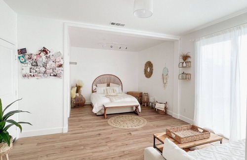 Temecula Bed & Breakfast | Beautiful Bedroom With Pool View