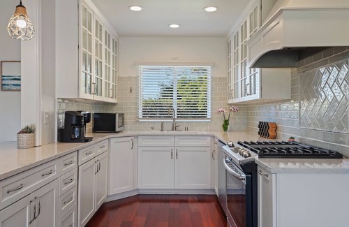 Toro Canyon House | Beautiful Bella Luna, near the beach, Sleeps 6 with Jacuzzi and Firepit!
