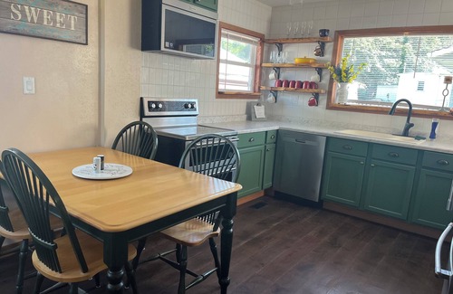Storm Lake House | Beautiful Big 3-bedroom house with WiFi, AC in tranquil Storm Lake