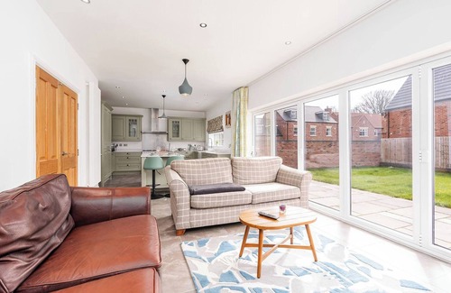 Adel House | Beautiful Big Family Home: Sleeps 10, Park 3 Cars
