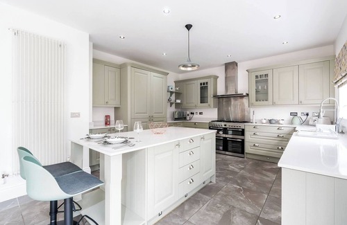 Adel House | Beautiful Big Family Home: Sleeps 10, Park 3 Cars