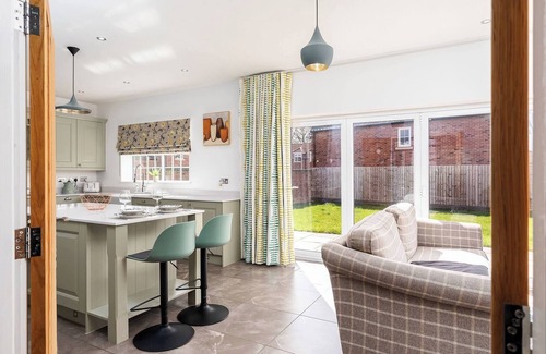 Adel House | Beautiful Big Family Home: Sleeps 10, Park 3 Cars