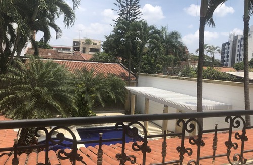Ciudad Jardin House | Beautiful big house, near restaurants, unicentro, jardín plaza and more.