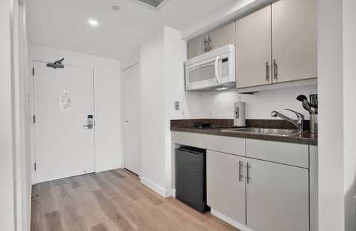 Coconut Grove Apartment | Beautiful Blue & Gold Studio with Ocean View