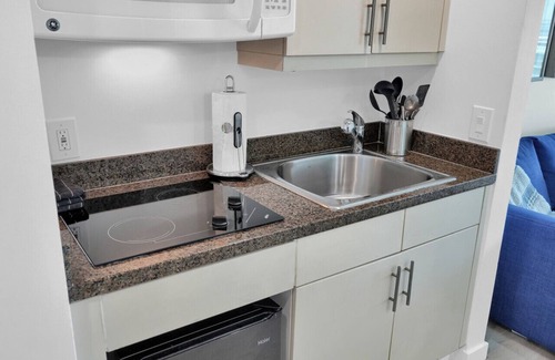 Coconut Grove Apartment | Beautiful Blue & Gold Studio with Ocean View