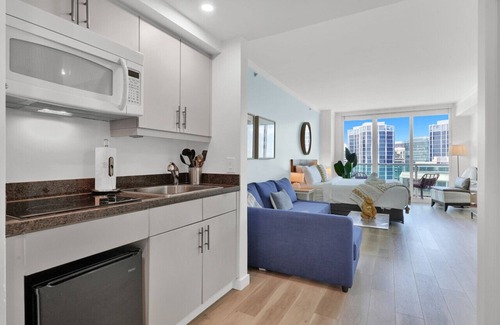 Coconut Grove Apartment | Beautiful Blue & Gold Studio with Ocean View