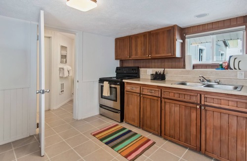 Bayview Boat Rental | Beautiful boat home on Lake Pend Oreille with lake/mountain views & full kitchen
