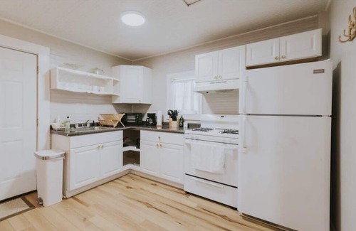Highland Historic District Apartment | Beautiful Boulevard Bungalow - Studio Apartment