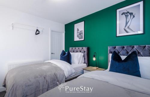Low Moor House | Beautiful Bradford 3 Bedroom Home Sleeps 8 with Parking by PureStay