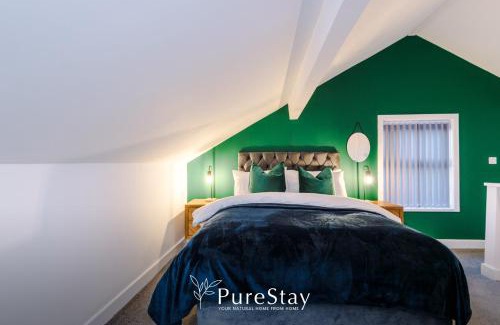 Low Moor House | Beautiful Bradford 3 Bedroom Home Sleeps 8 with Parking by PureStay