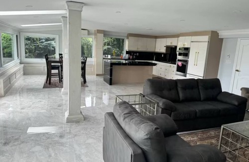 Pickering House | Beautiful Breezy Lake House!