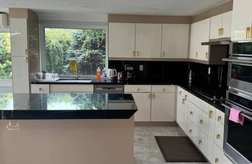 Pickering House | Beautiful Breezy Lake House!