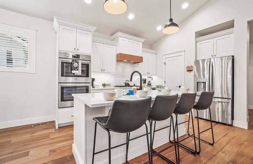 Meridian House | Beautiful Brick Bungalow Private 4 Bedroom Home