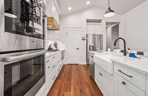 Meridian House | Beautiful Brick Bungalow Private 4 Bedroom Home