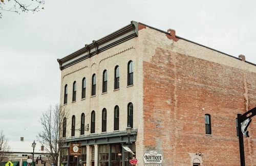 Newaygo Apartment | Beautiful Brick Walled 2 bed/1bath Loft in Historic Building