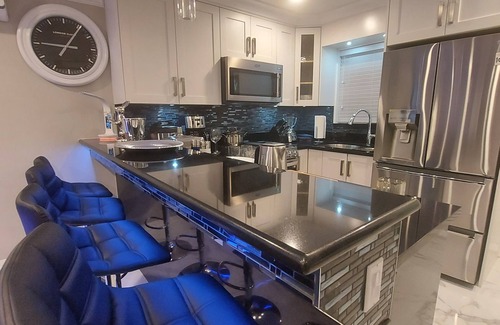 Sunset House | Beautiful Bright 3 Bedroom Townhouse