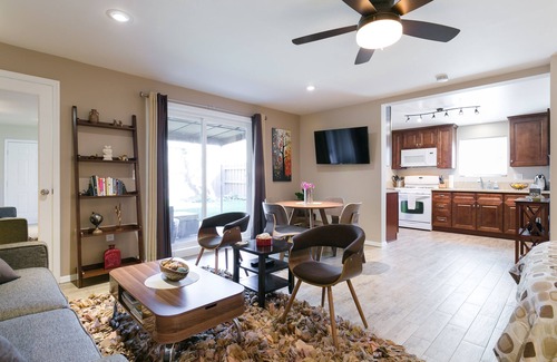 Van Nuys House | Beautiful, Bright & Breezy