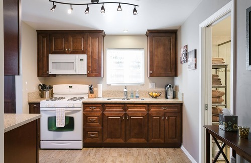 Van Nuys House | Beautiful, Bright & Breezy