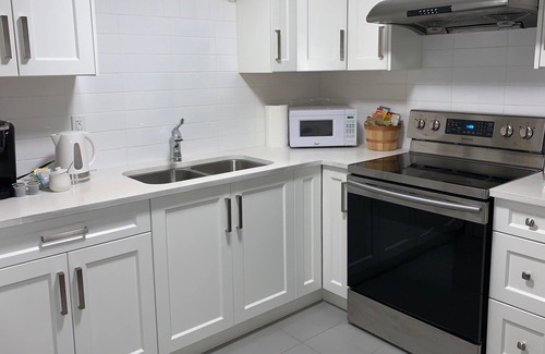 Marpole House | Beautiful, Bright, Cozy 2 bedrooms private Suite in a new house close to Airport