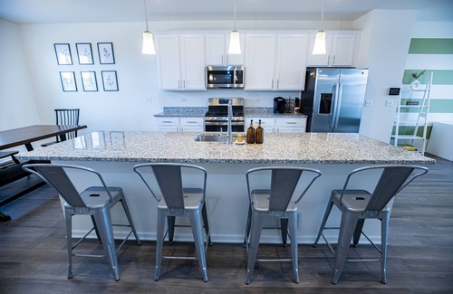 Grayslake House | Beautiful Bright Modern Townhome, 3 bdrm, 2.5 bath, pets allowed.