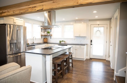 Bristol House | Beautiful Bristol Bungalow w/Firepit- 5 mins to downtown & 6 mins to Casino