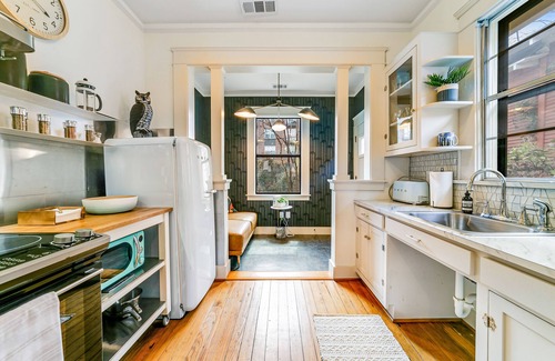Oak Cliff House | Beautiful bungalow with eclectic art, home office, yard, AC, & WiFi
