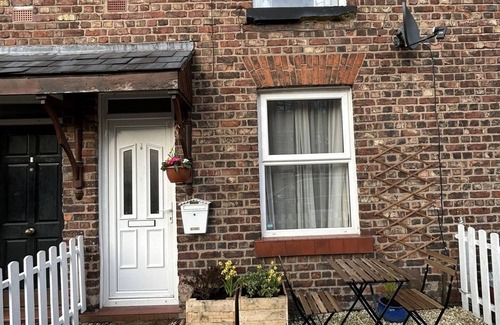 Chorlton-cum-Hardy Cottage | Beautiful Cottage on the Green