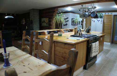 Harrison Hot Springs House | Beautiful Cozy Log House. Rancher style, sleeps 8 people comfortably.