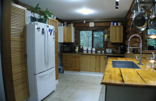 Harrison Hot Springs House | Beautiful Cozy Log House. Rancher style, sleeps 8 people comfortably.