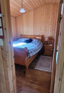 East Kootenay Ski Chalet | Beautiful Cabin near Radium Hot Springs with private hot tub