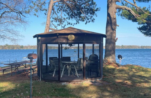 McGregor Cabin | Beautiful Cabin at Round Lake Resort - Red Cabin