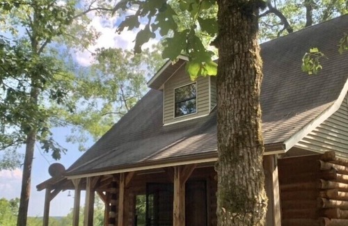 Hatton Cabin | Beautiful Cabin. Gillham lake. Enjoy the Hot Tub