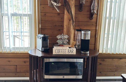 Glendale Cabin | Beautiful cabin in the woods close to skiing, hiking and shopping with hot tub.