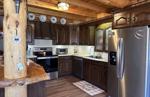Glendale Cabin | Beautiful cabin in the woods close to skiing, hiking and shopping with hot tub.